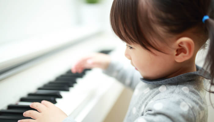 小さい子がピアノを弾いている様子